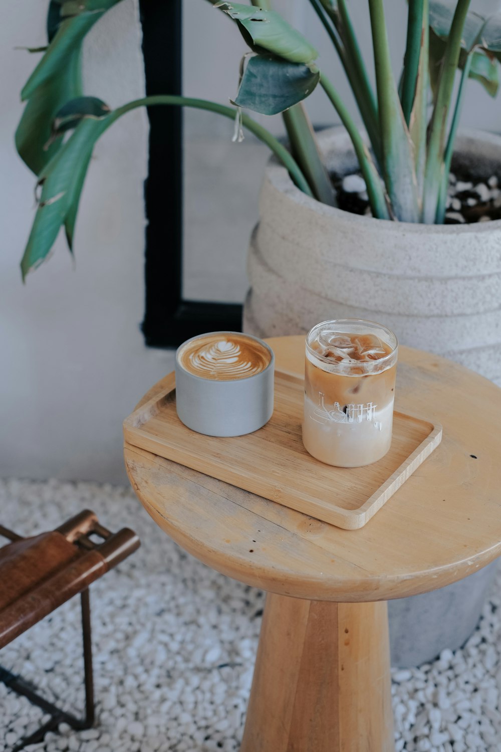 una tazza di caffè seduti sopra un tavolo di legno