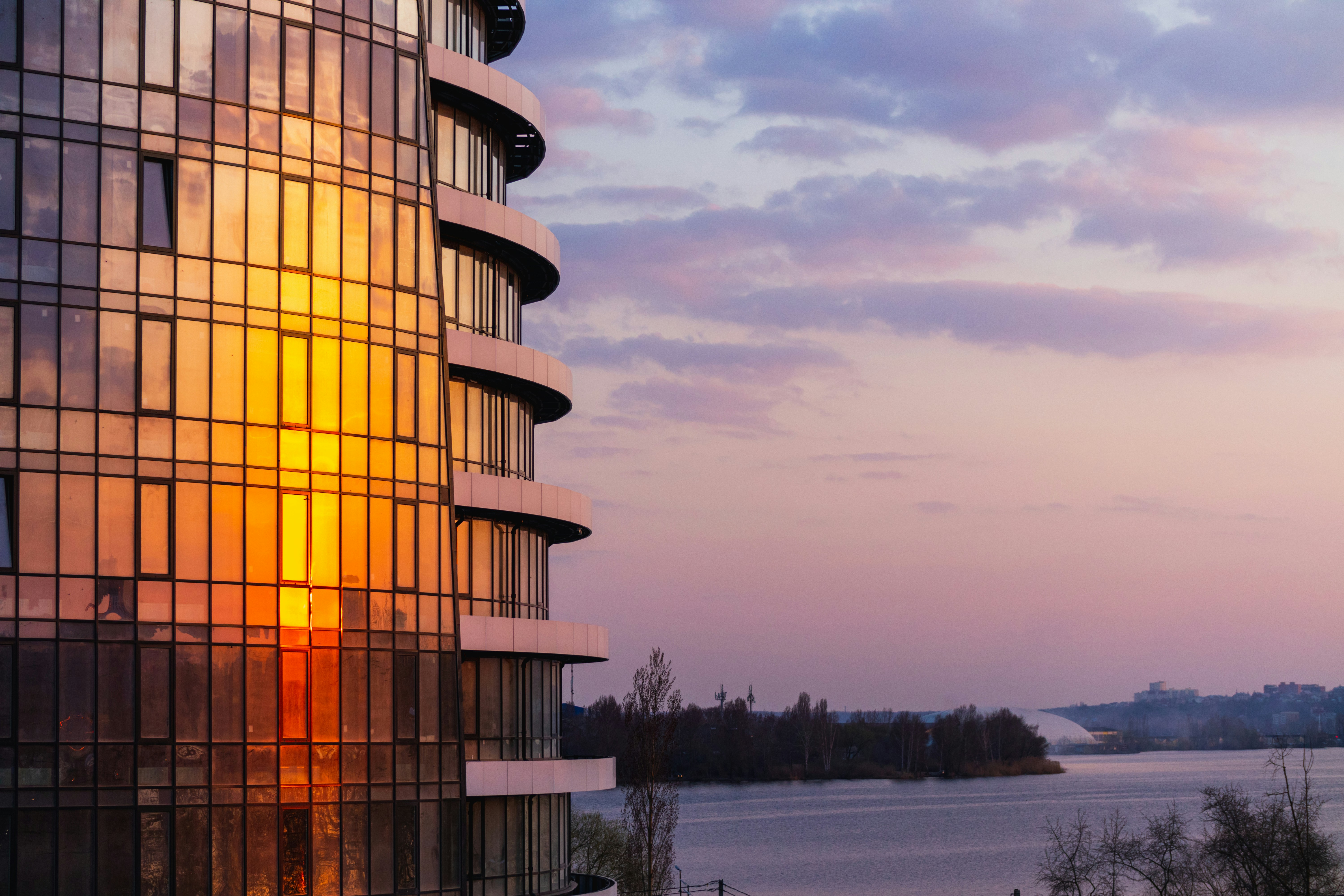 Edgewater luxury apartment building with waterfront view at sunset - Edgewater luxury lifestyle