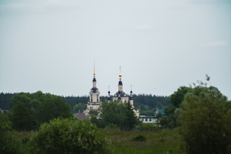 A serene view of the CSI Kodankara church surrounded by lush greenery.