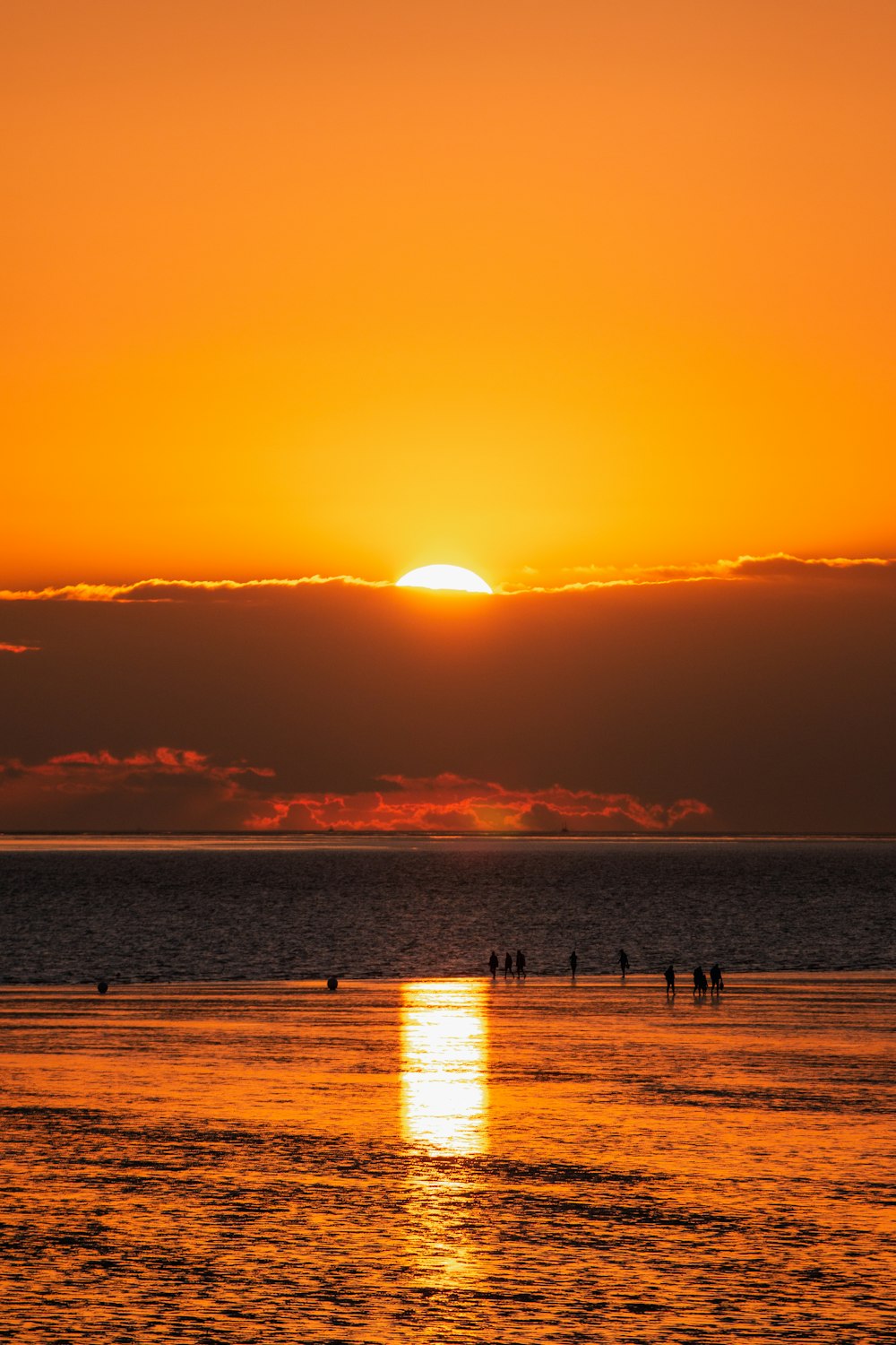 Il sole sta tramontando su uno specchio d'acqua