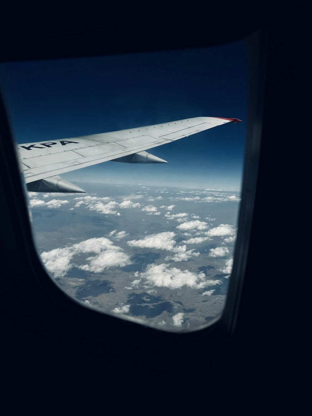 Blick auf die Tragfläche eines Flugzeugs am Himmel