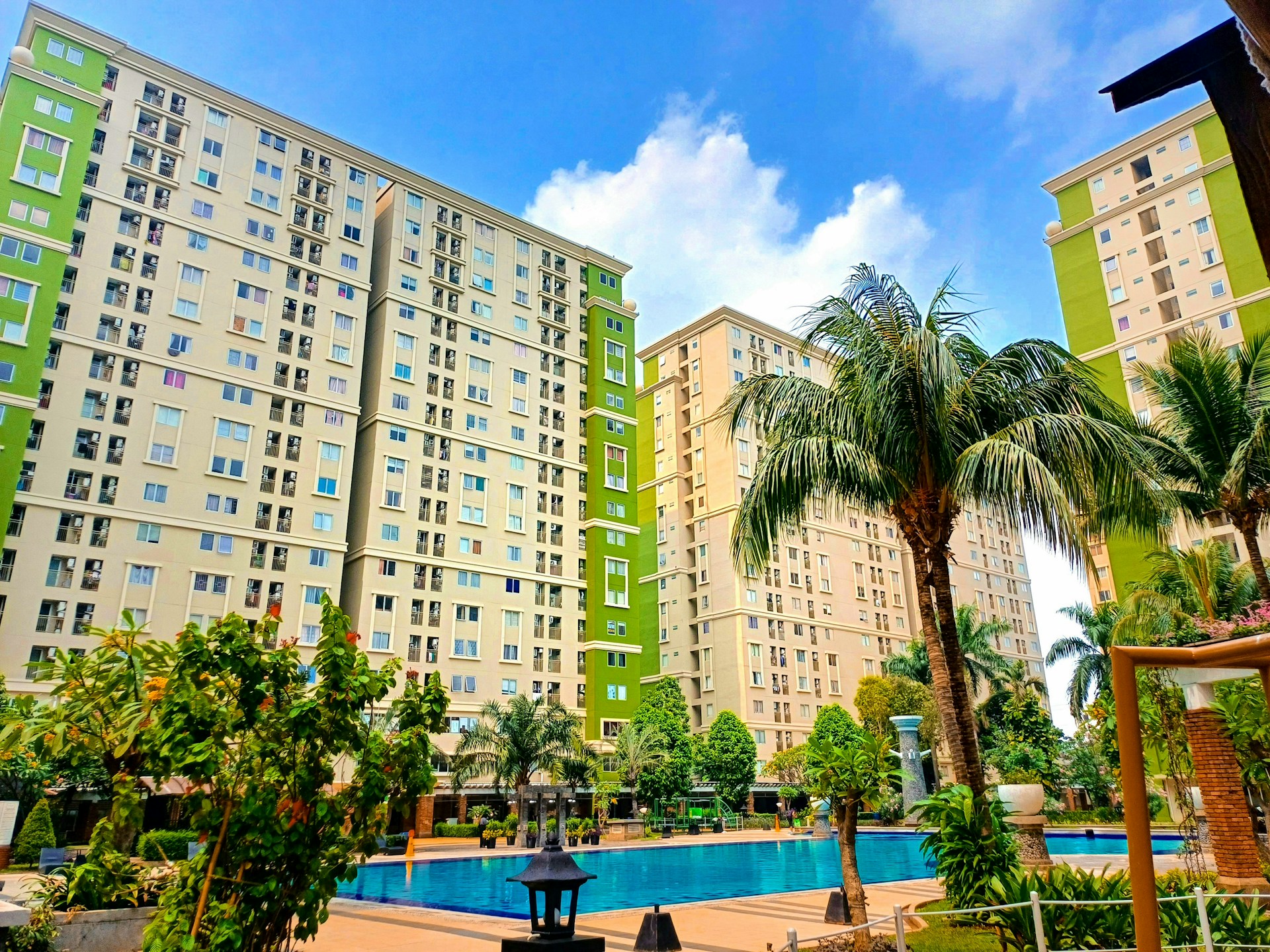 gray computer monitor