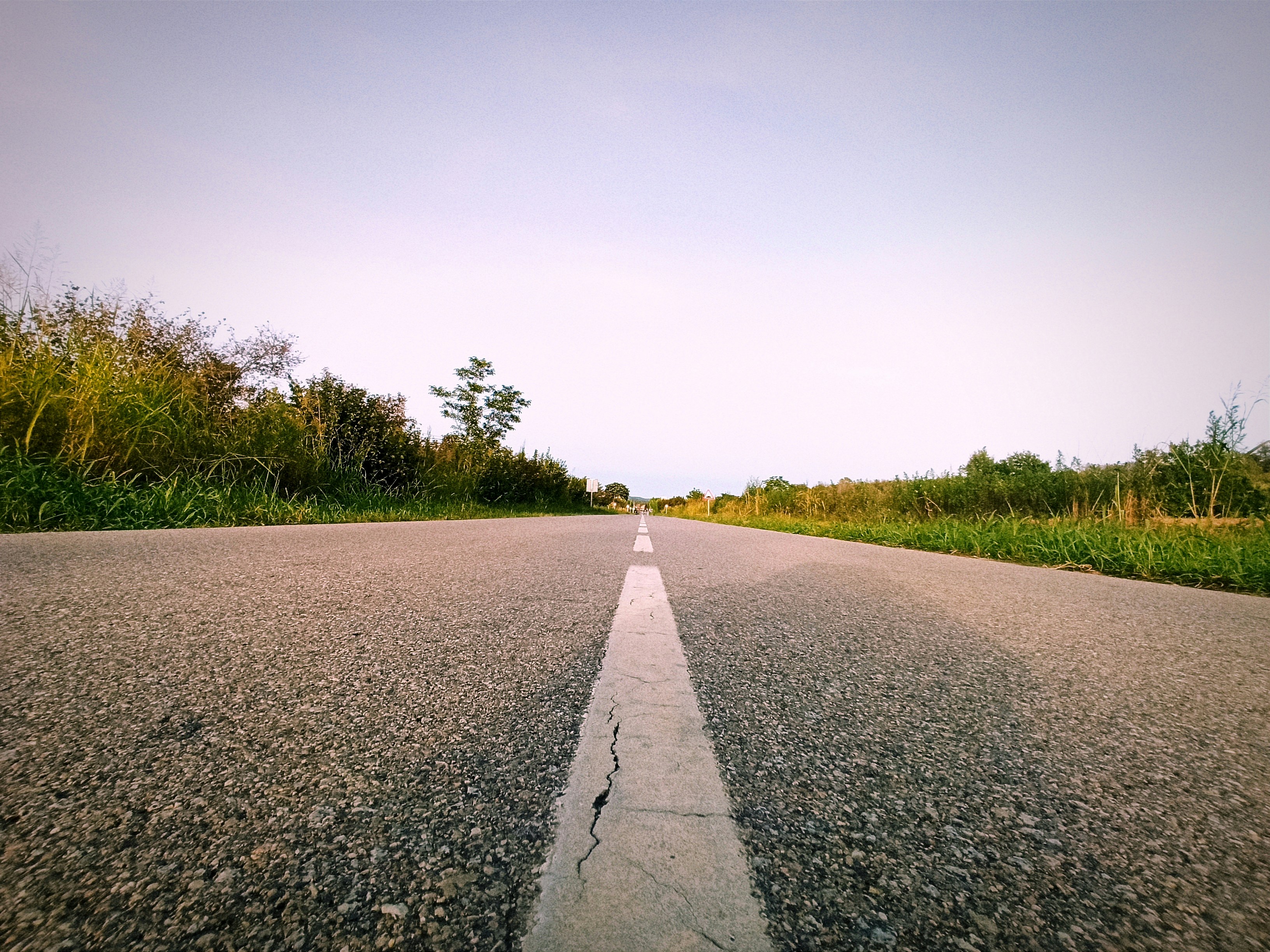 Una strada vuota con un cielo nuvoloso sullo sfondo foto – Immagine gratis  di Auto su Unsplash, image size:3000x2250