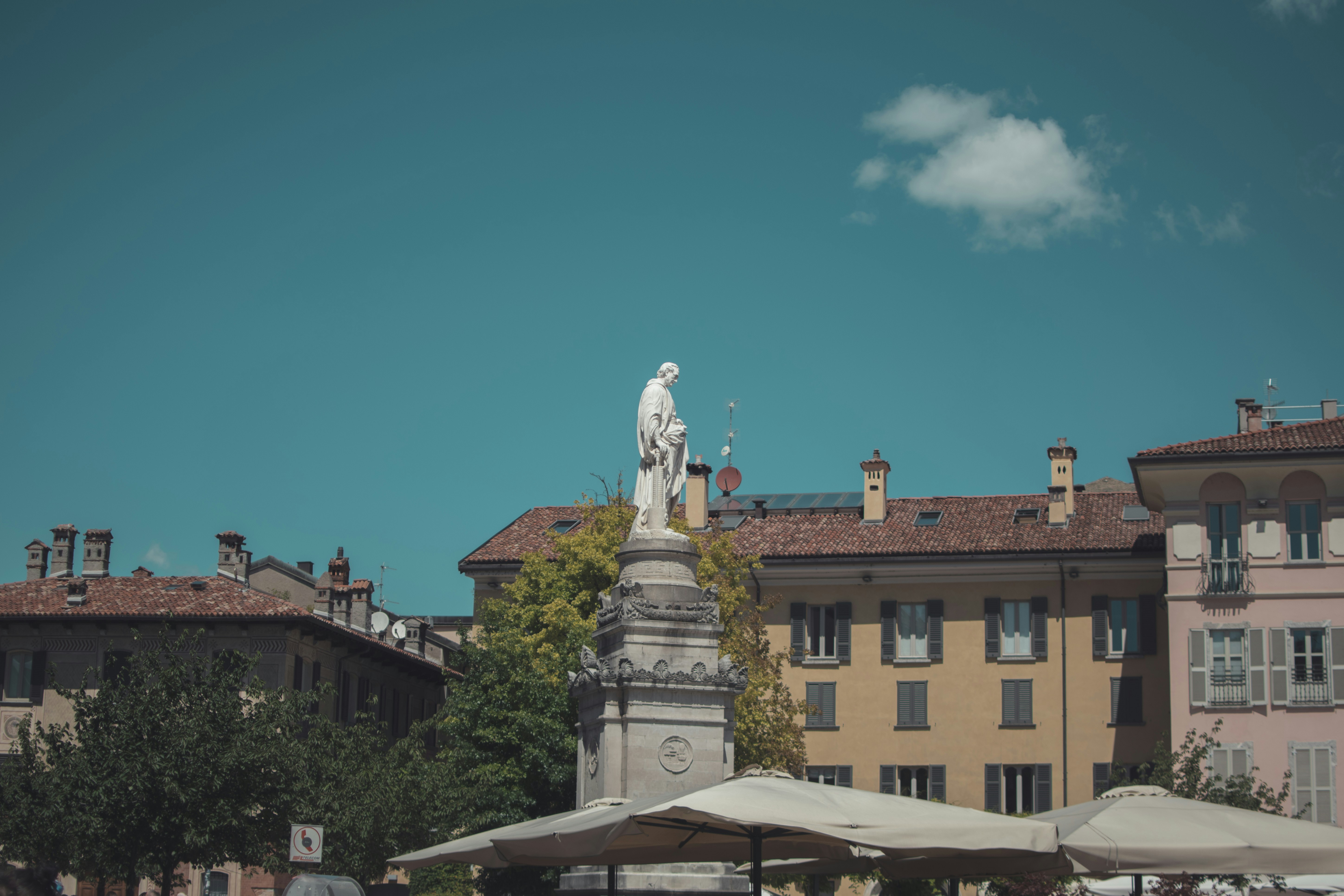 a statue in the middle of a city square, Looking up in Como