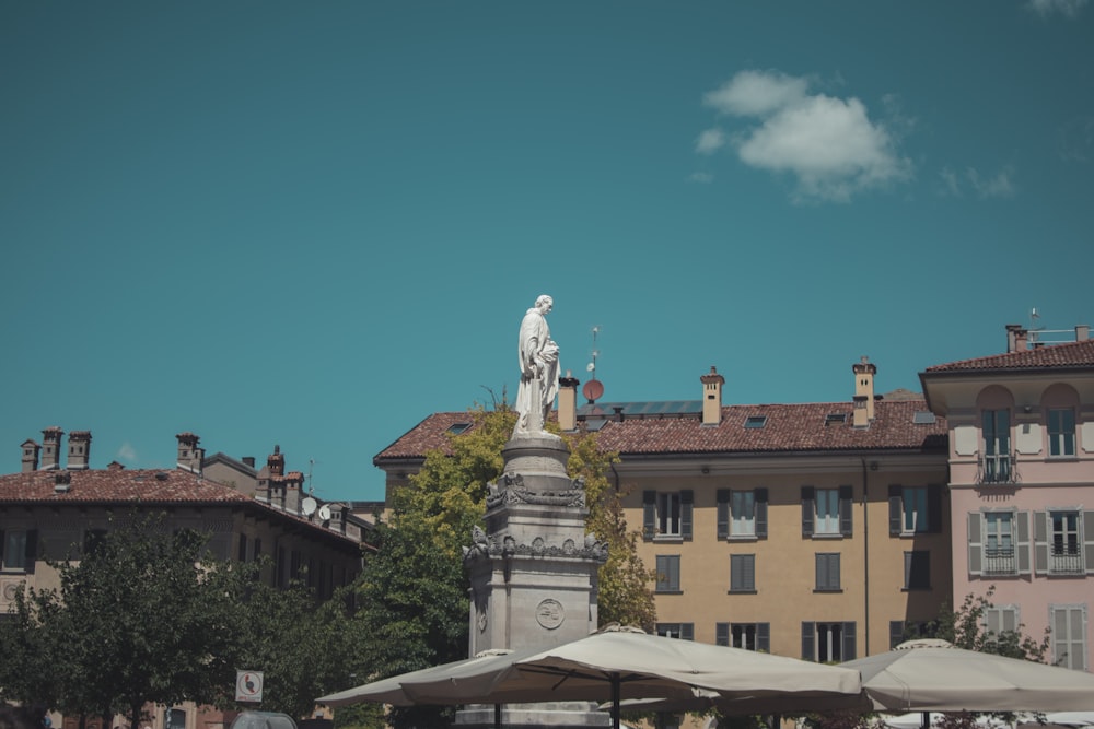 Una estatua en medio de una plaza de la ciudad