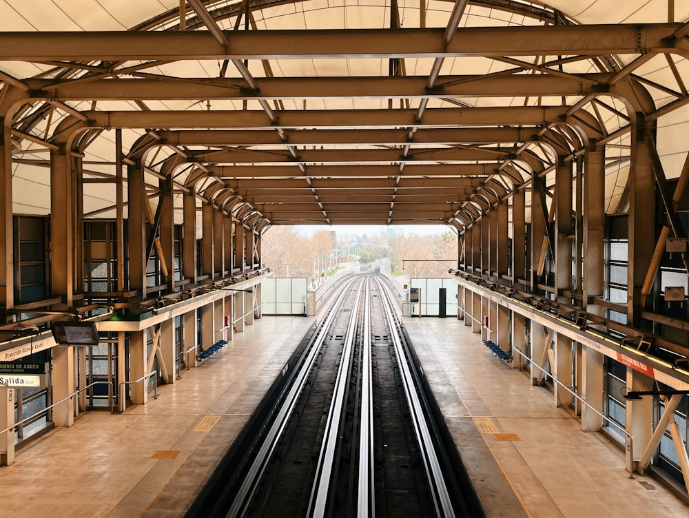 ein Bahnhof mit einem Zug auf den Gleisen