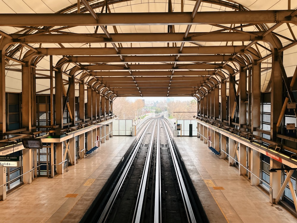 una stazione ferroviaria con un treno sui binari