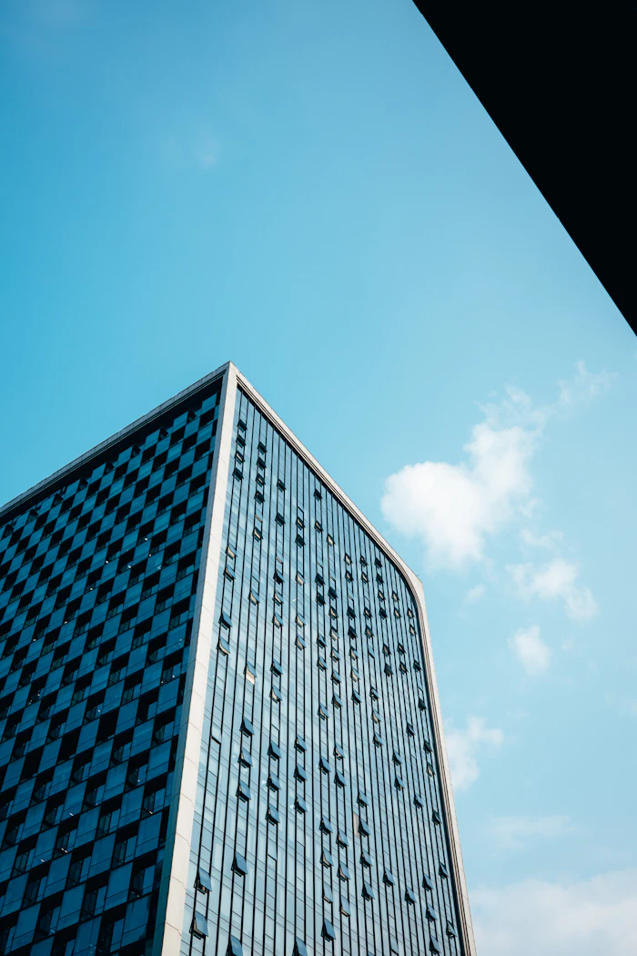 Interior de escritório corporativo com arquitetura assinada pelo [NOME DO ESCRITÓRIO]
