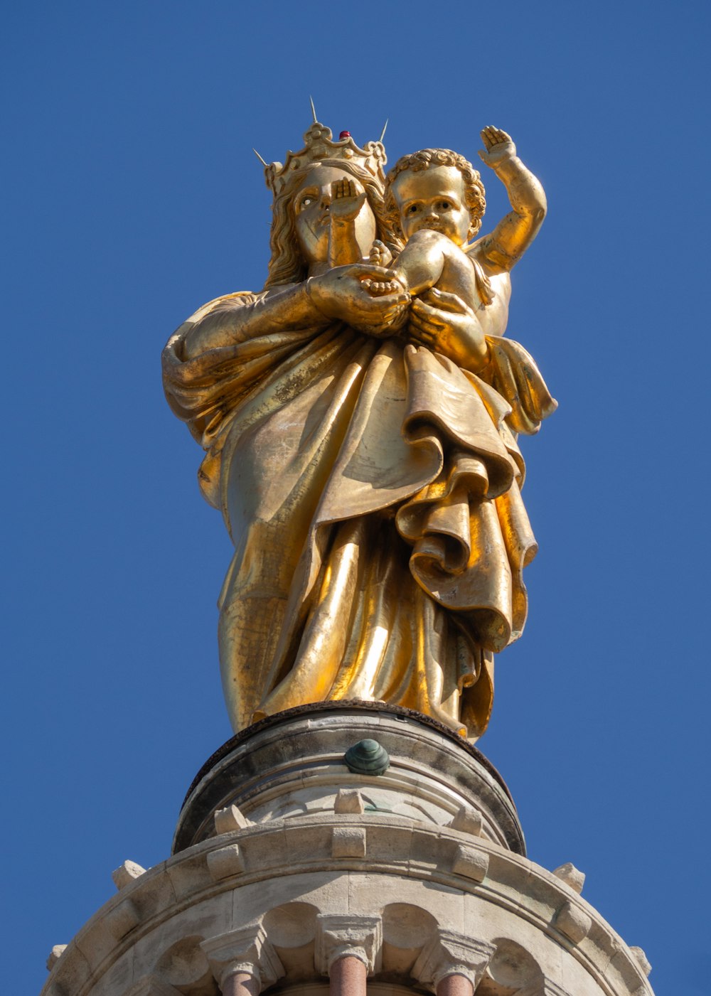 Una statua d'oro sulla cima di un edificio