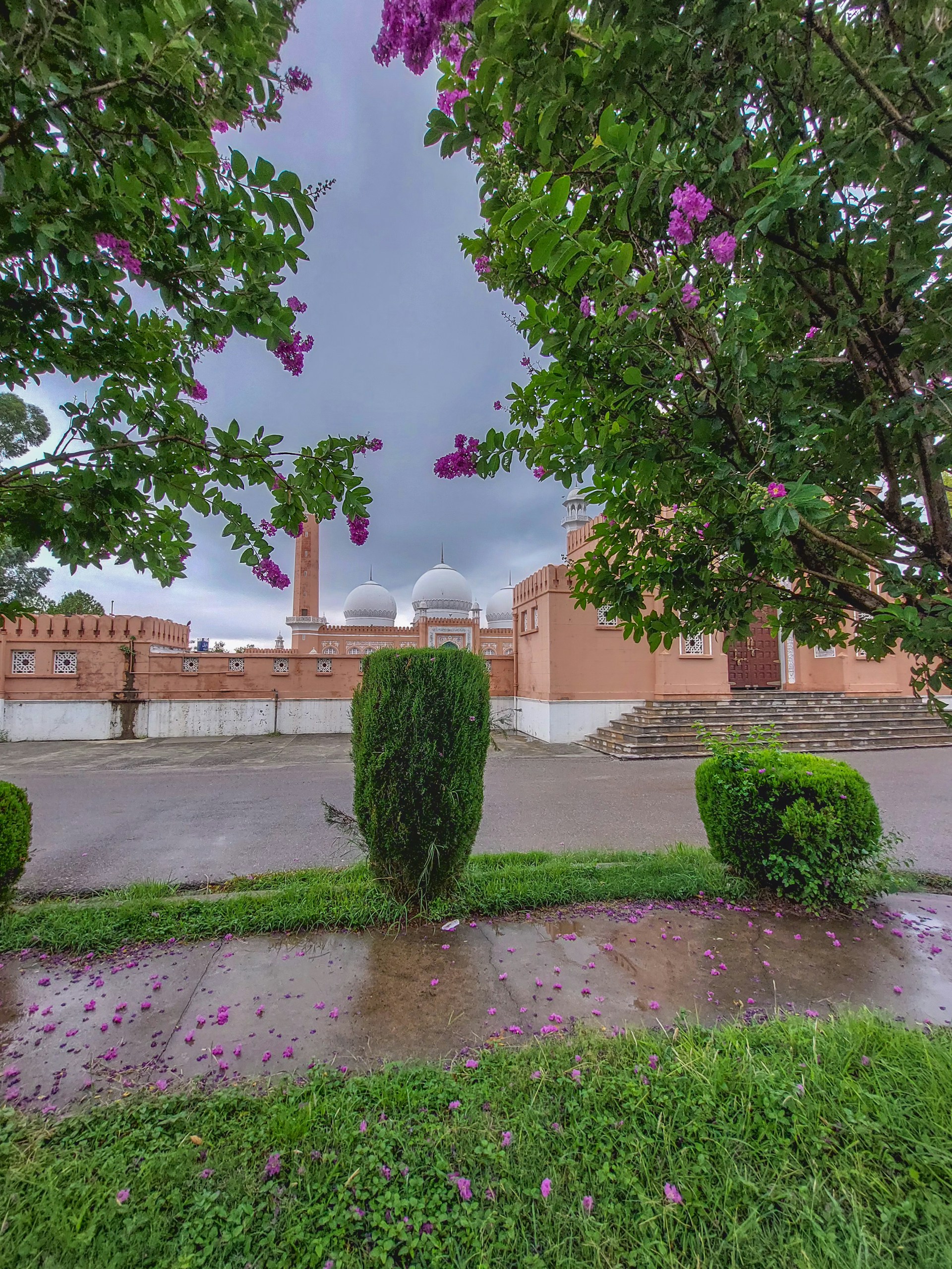 gray computer monitor