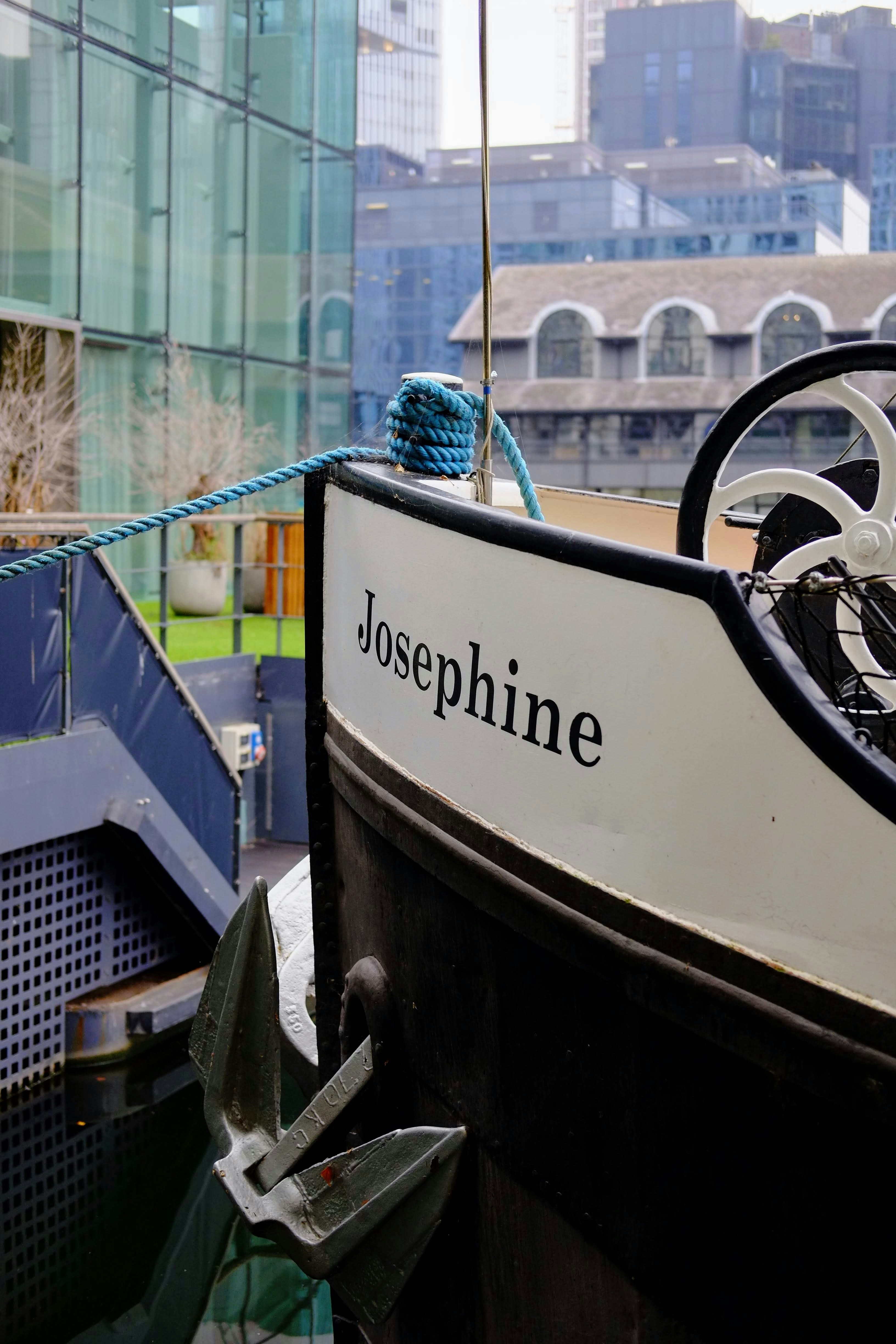 Nahaufnahme eines Bootes auf einem Gewässer