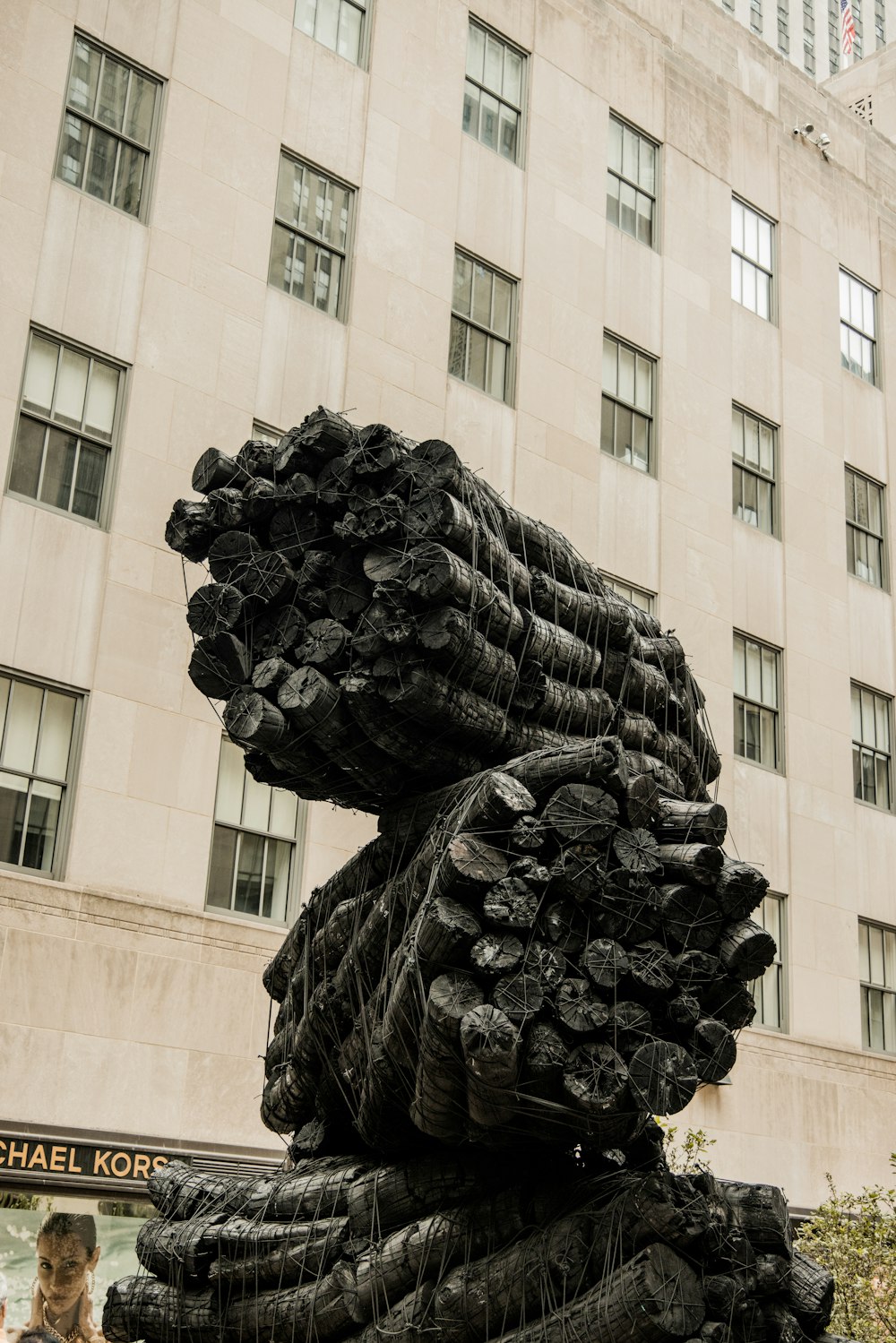 Una estatua de una pila gigante de neumáticos frente a un edificio