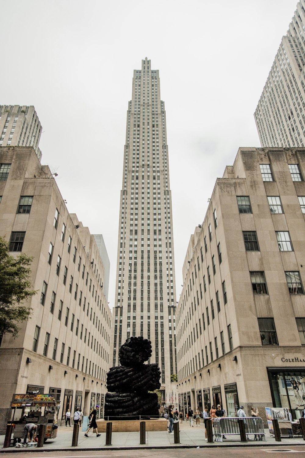Un edificio alto con una estatua frente a él
