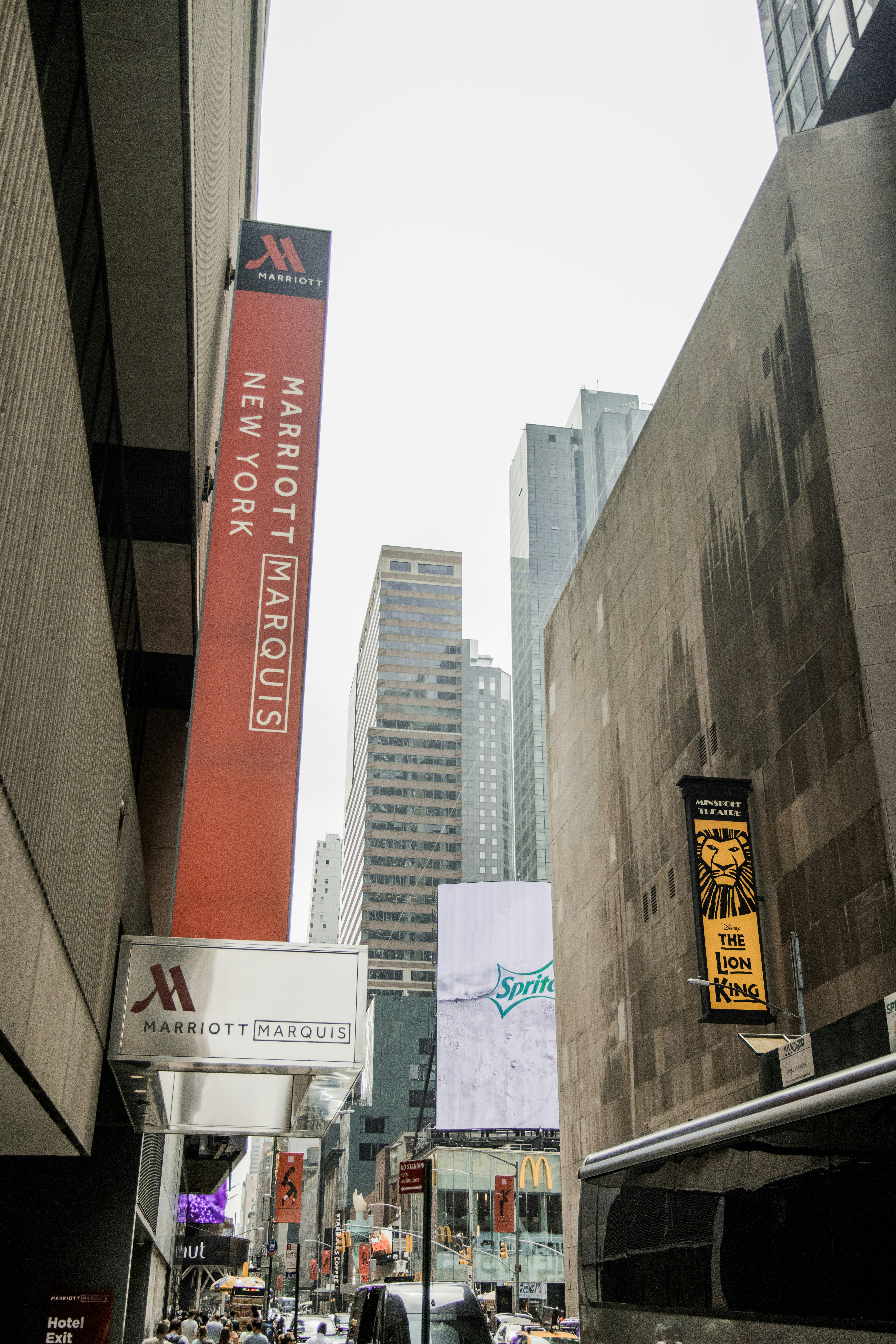 Una strada della città piena di molti edifici alti