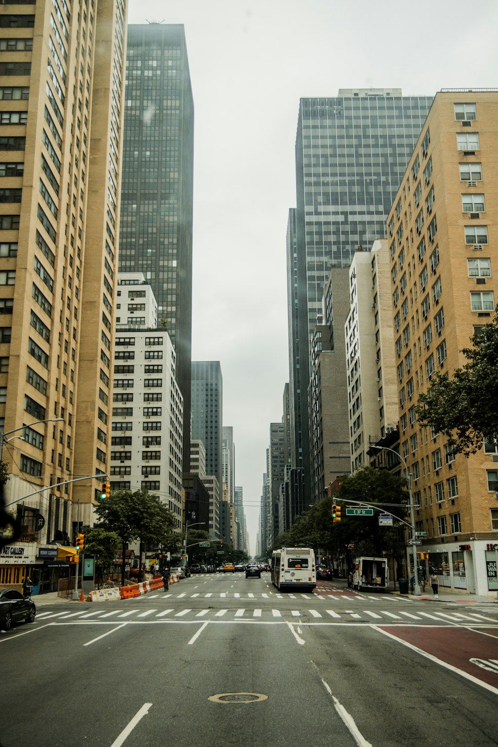 a city street filled with tall buildings and traffic