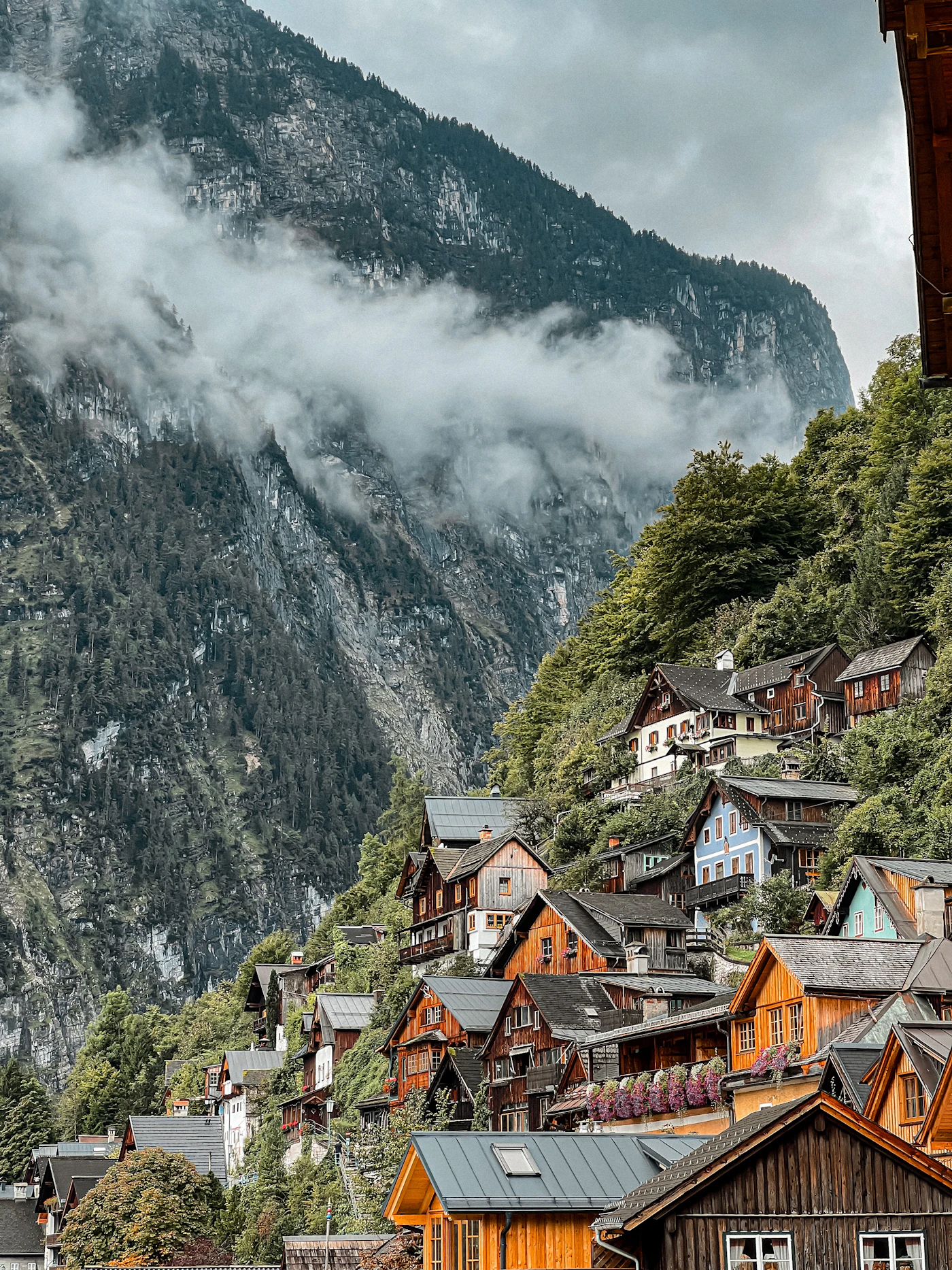 Zakopane Centrum z tatrzańską granią w tle