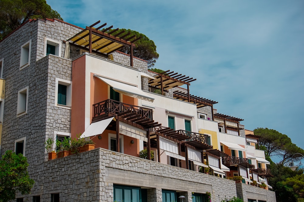 un bâtiment surmonté d’un tas de balcons