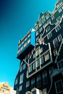 A newly built blue-painted overkapping attached to a cozy Zeeland home on a sunny day.