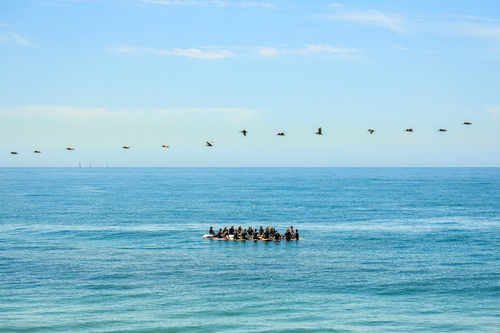 eine Gruppe von Menschen auf einem Floß mitten im Ozean