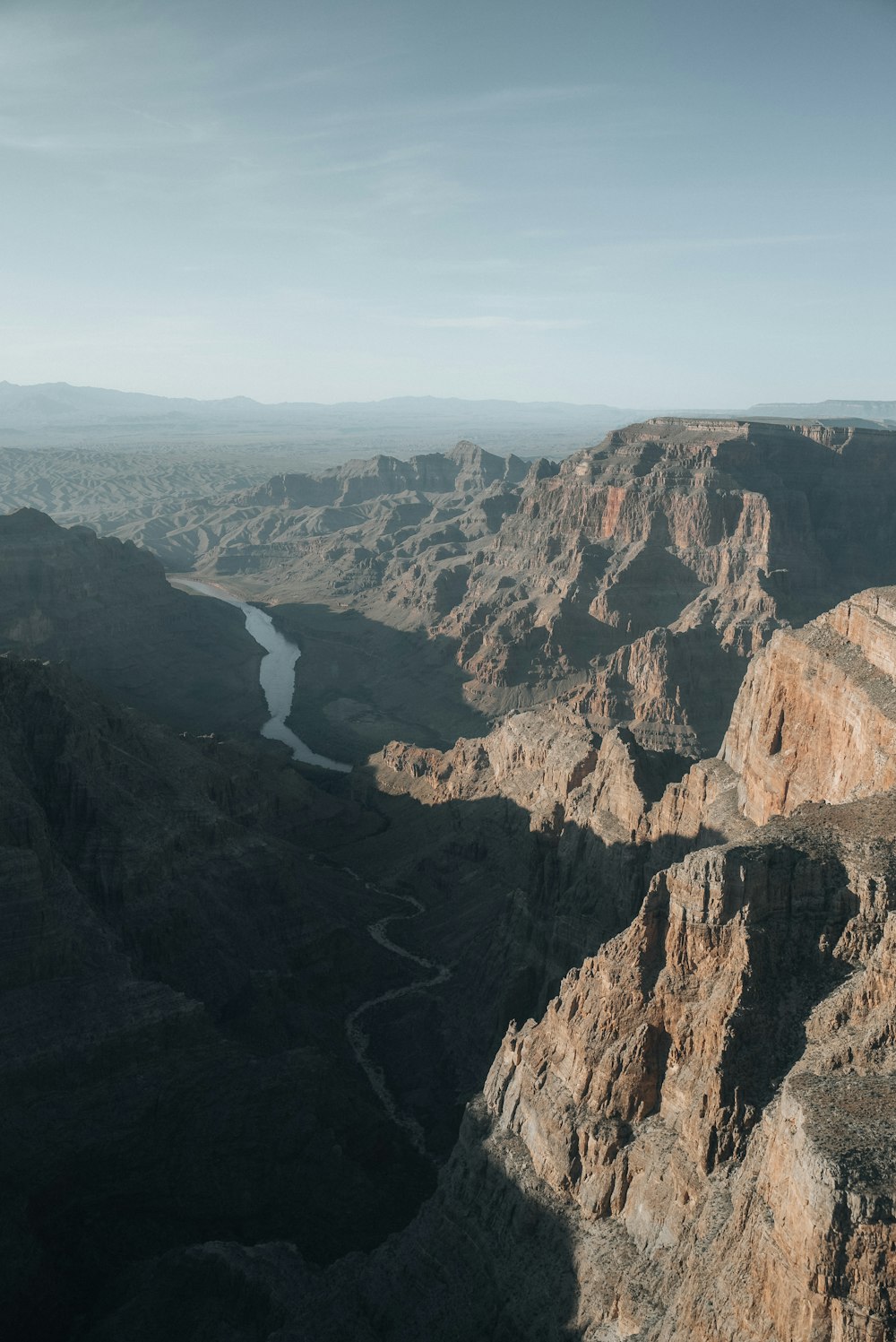 Una vista panoramica di un fiume in un canyon