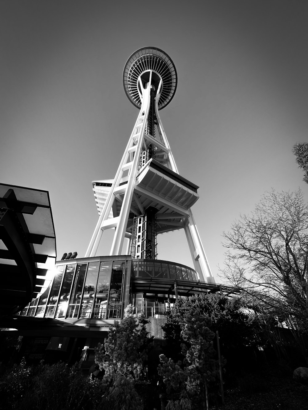 Una foto en blanco y negro de la aguja espacial