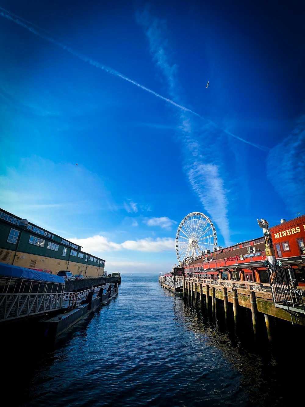 Ein Pier mit einem Riesenrad und einem Riesenrad in der Ferne