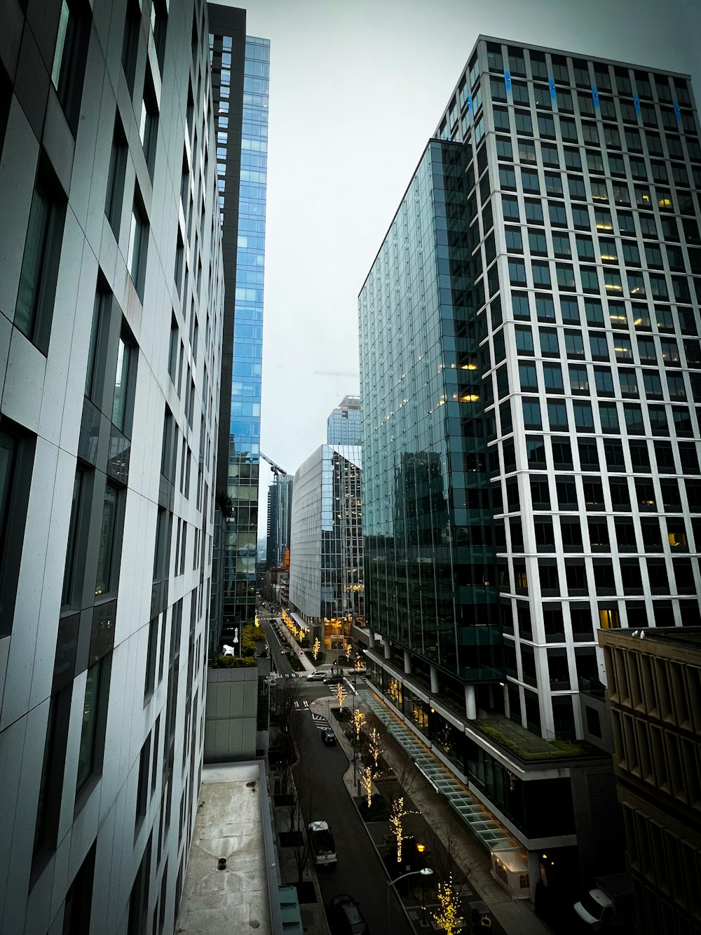 uma rua da cidade cheia de edifícios altos