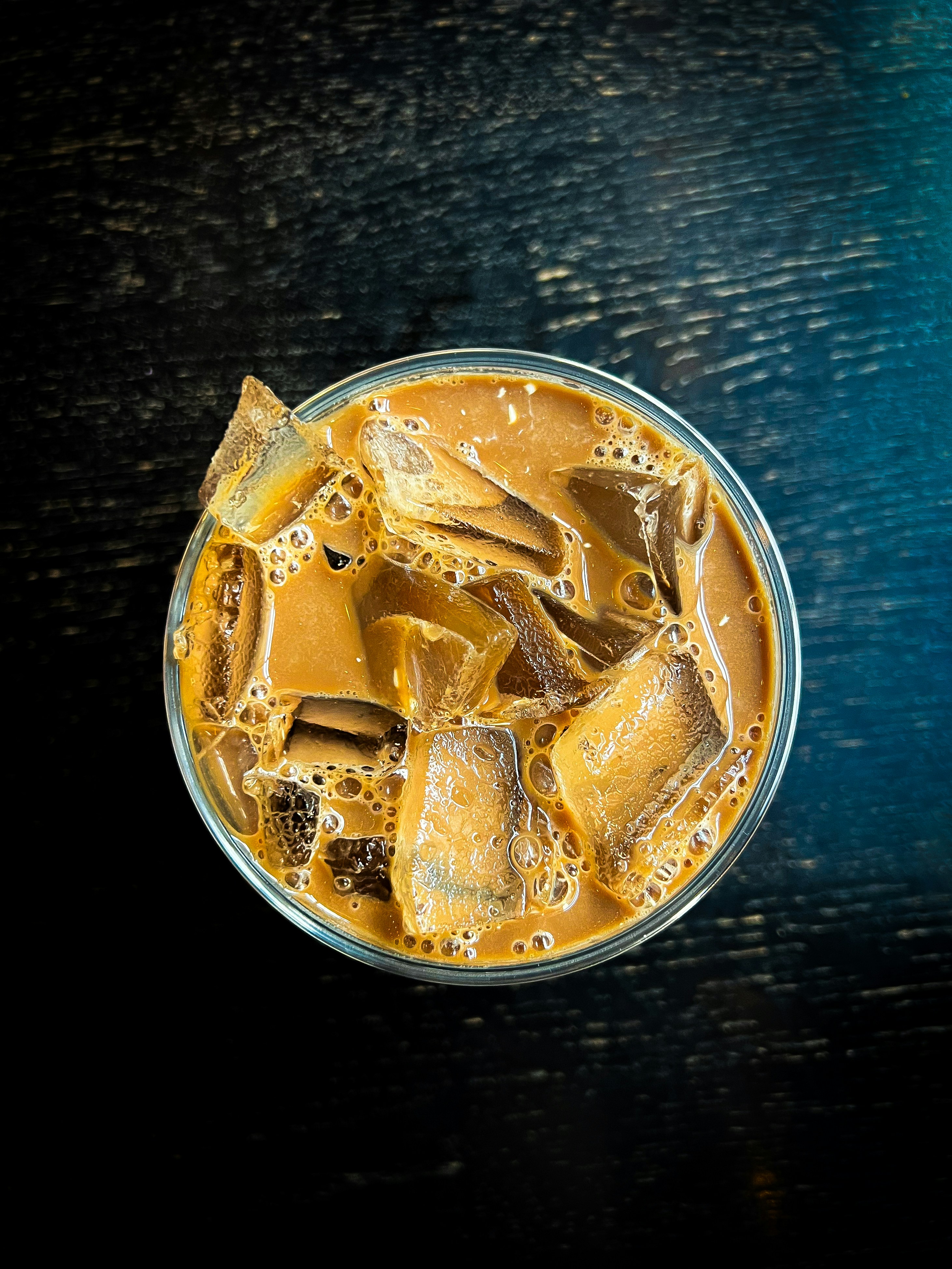 segelas bir dengan es batu di dalamnya