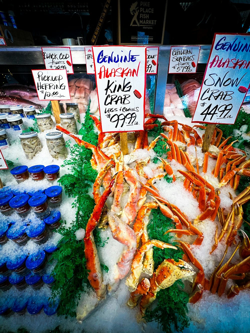 uma exposição de frutos do mar para venda em um mercado