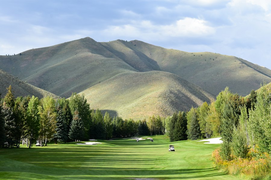 Golfplatz in alpiner Landschaft mit Bergpanorama (Symbolbild)