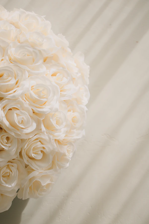 Rosas blancas, estilo elegante para tarjetería de bautismo