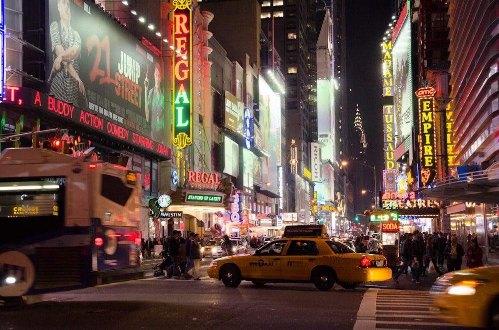 a busy city street filled with lots of traffic