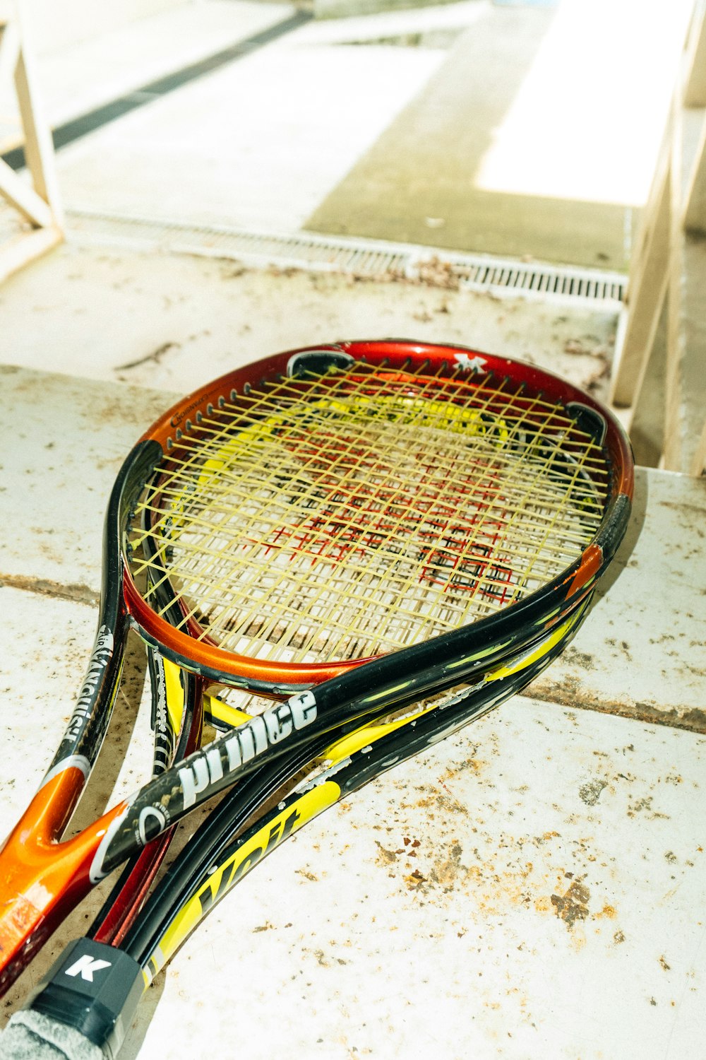 Gros plan d’une raquette de tennis sur un sol carrelé