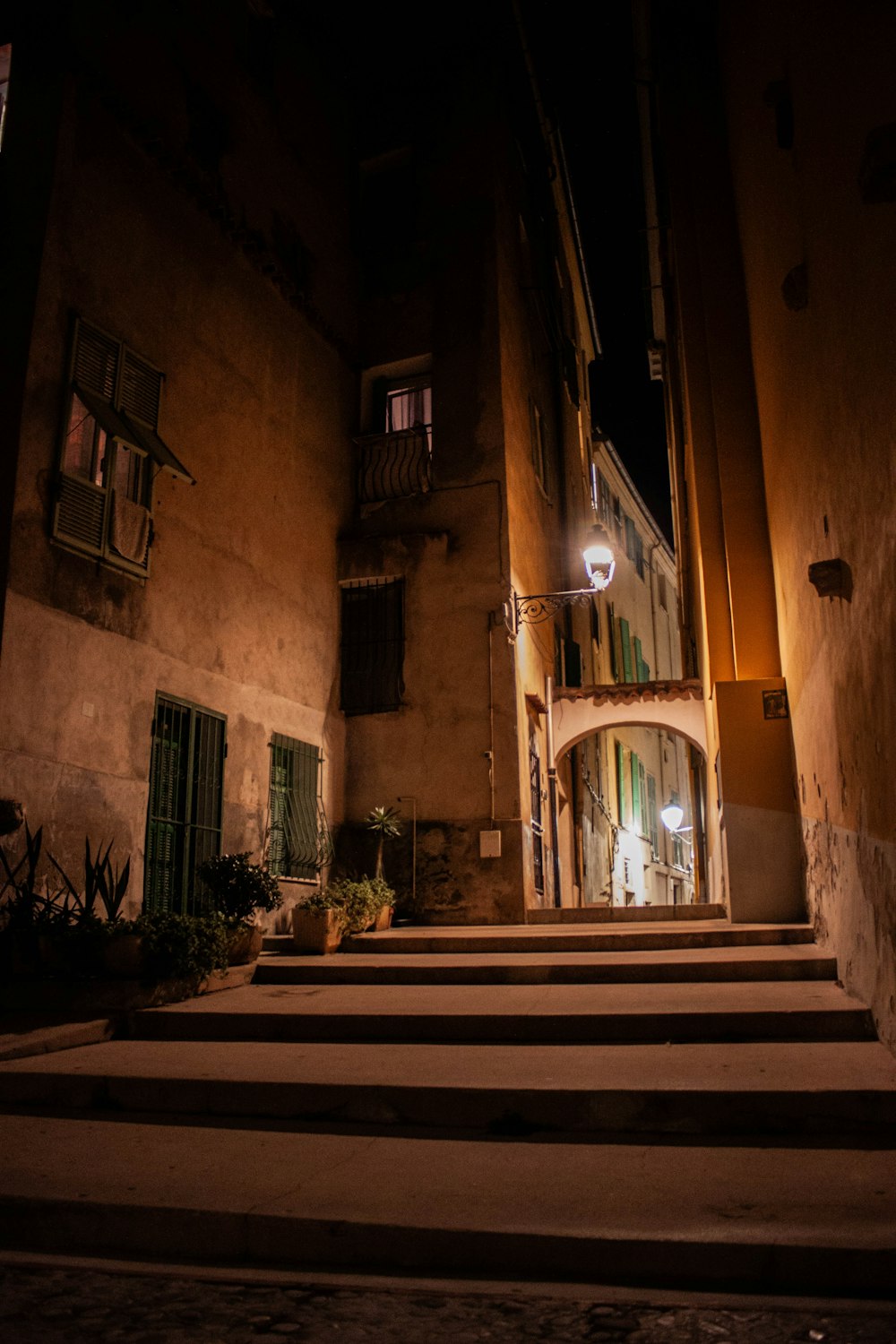 a set of steps leading up to a building