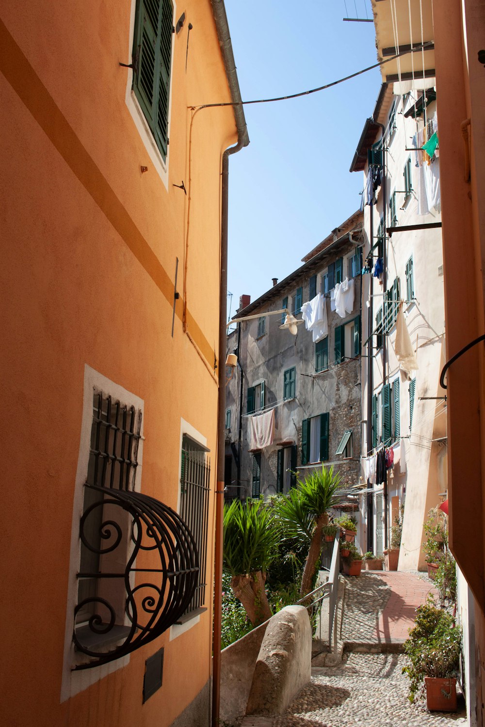 a narrow alley way with buildings in the background