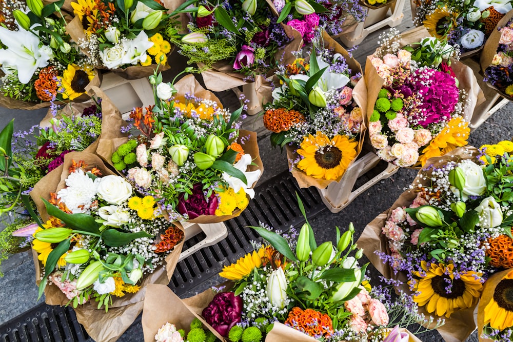 un bouquet de fleurs assis sur une table