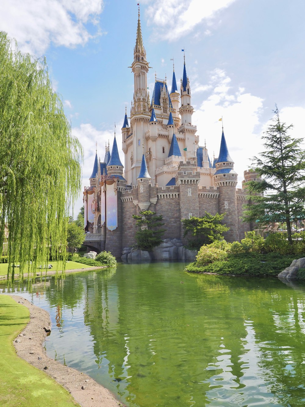 um castelo com uma lagoa à sua frente