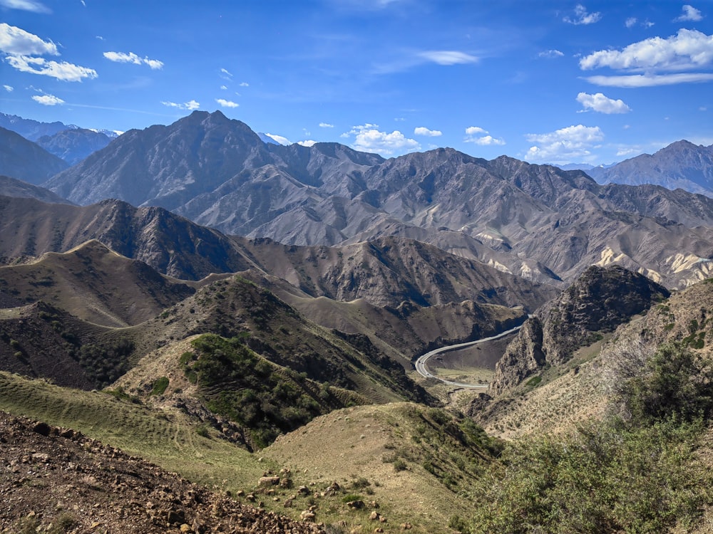 una vista panoramica di una catena montuosa con un fiume che la attraversa