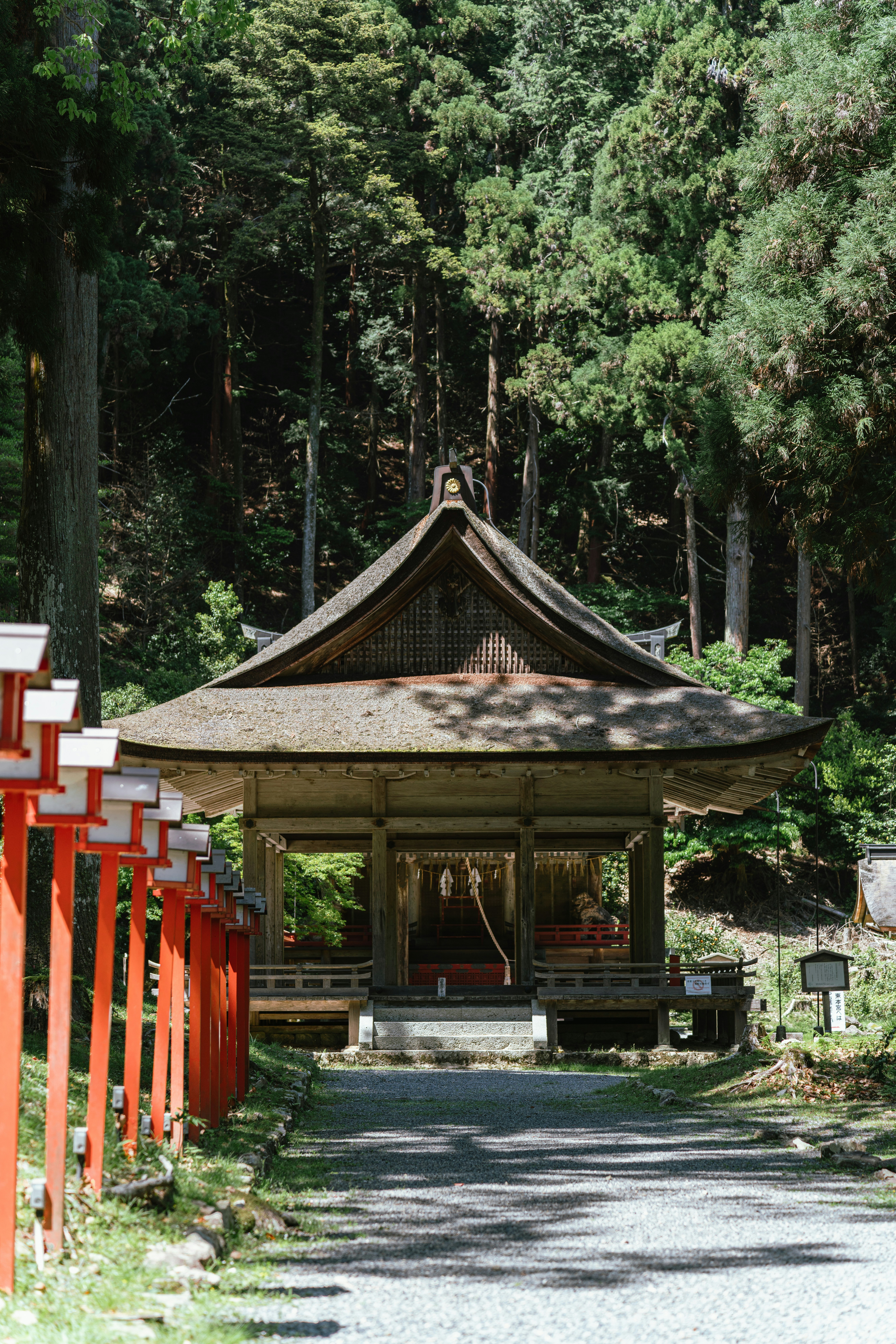 Eine kleine Pagode mitten im Wald