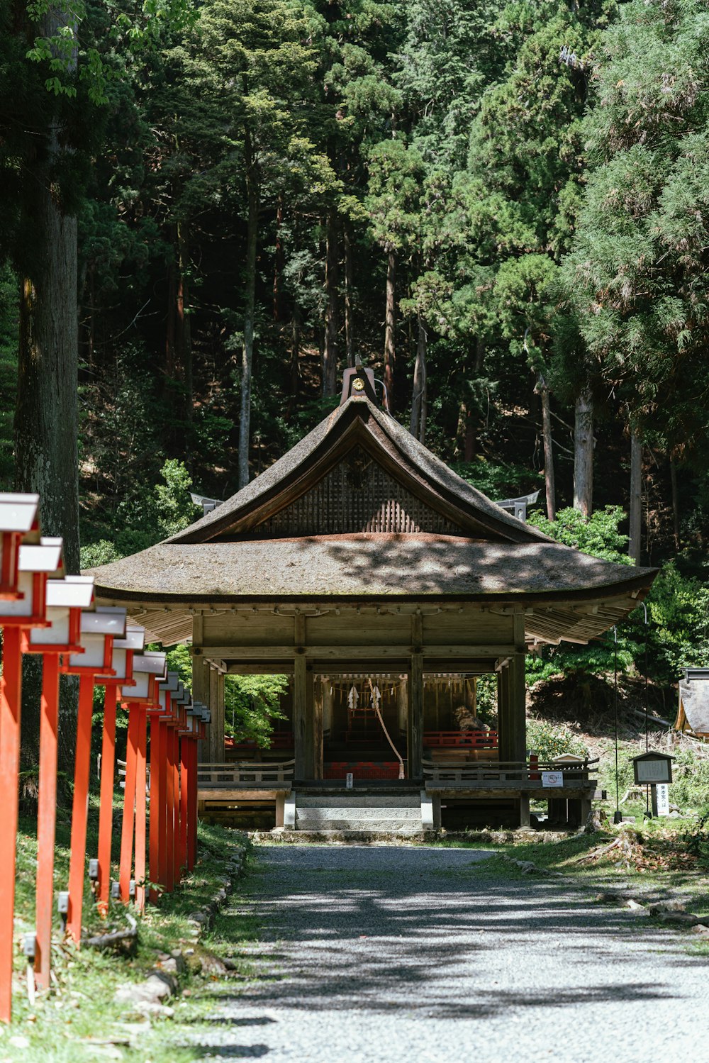 Una pequeña pagoda en medio de un bosque