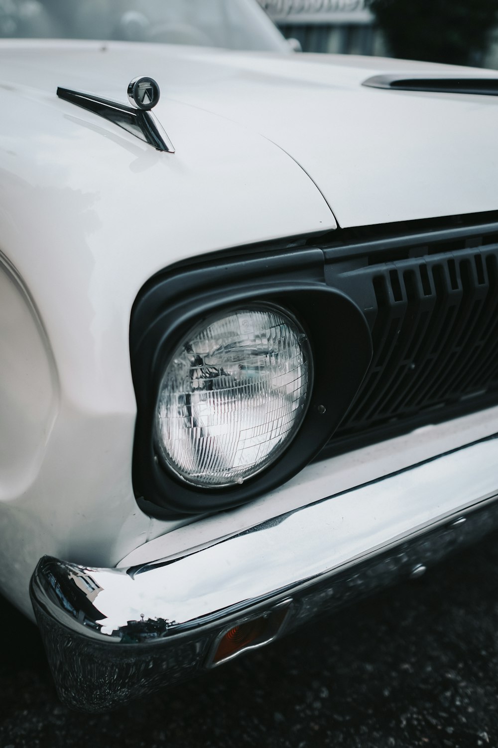 a close up of the front end of a white car