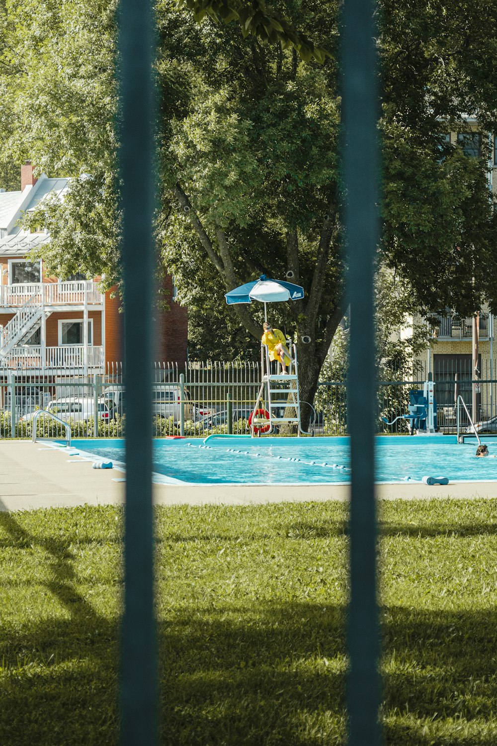 una piscina con uno scivolo nel mezzo