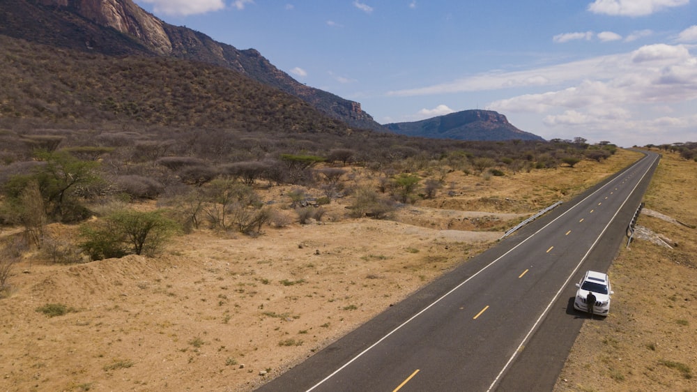 Un coche conduciendo por una carretera en medio del desierto