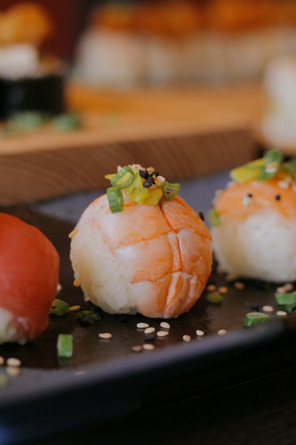 eine nahaufnahme eines tellers mit essen mit sushi