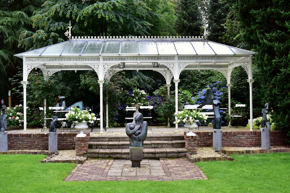 um gazebo com uma estátua de um homem no meio dele