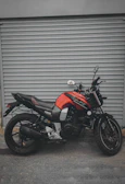 A sleek Yamaha motorcycle parked in front of the Incolmotos Yamaha Bogotá dealership with vibrant Yamaha colors.