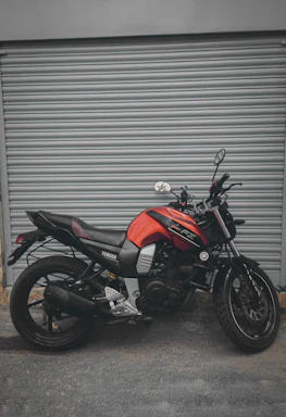 Front view of Yamaha motorcycles displayed at Ráfaga Itagüí store in vibrant colors.