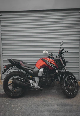 A sleek Yamaha motorcycle parked in front of the Incolmotos Yamaha Bogotá dealership with vibrant Yamaha colors.