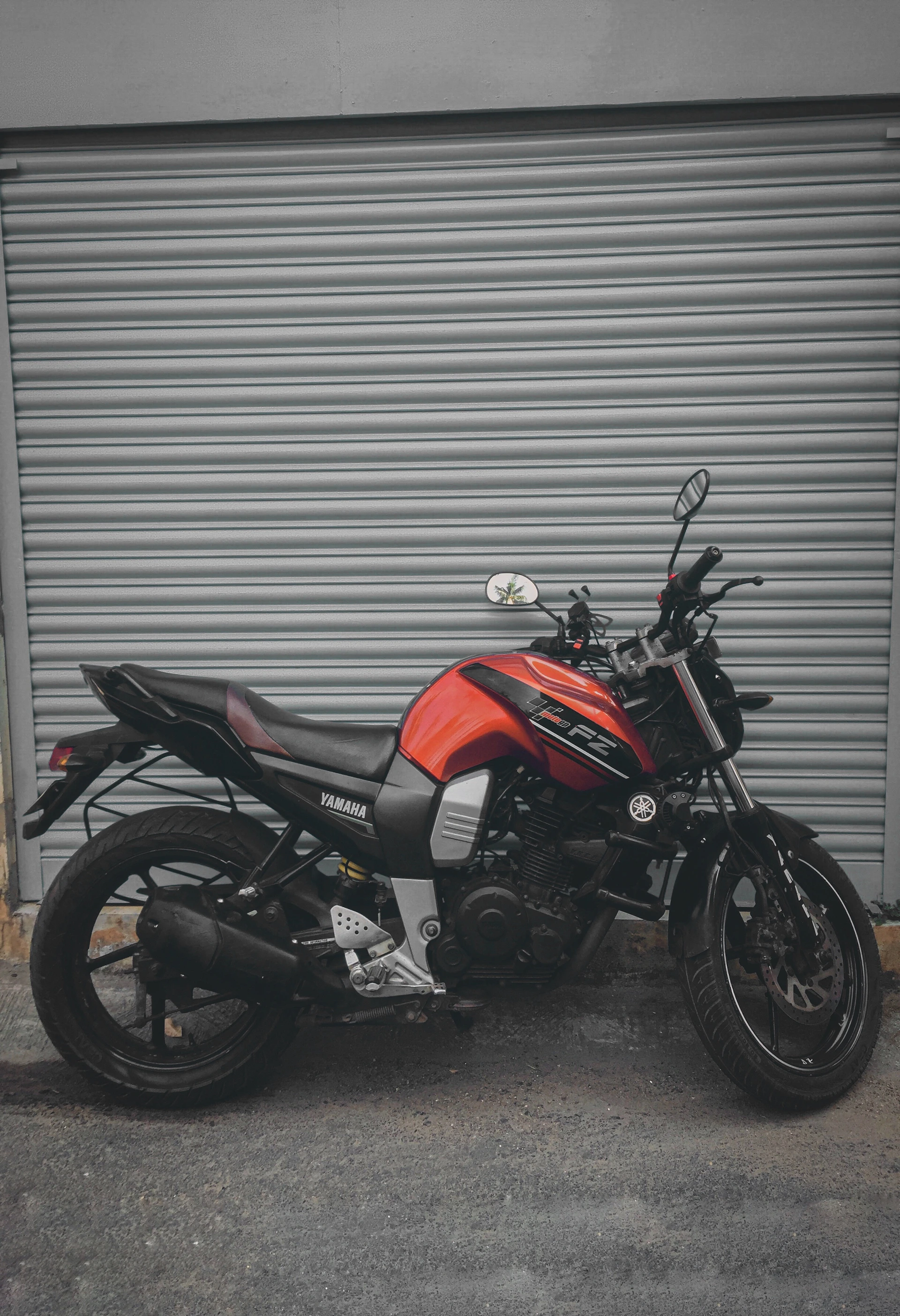 A sleek Yamaha motorcycle parked in front of the Ráfaga dealership in Caucasia Antioquia, with bright banners showing discounted prices.