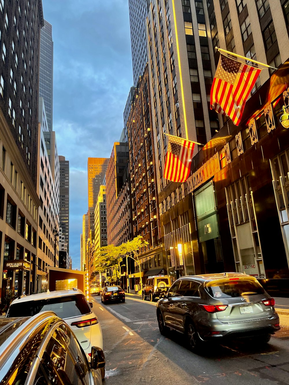 Una calle de la ciudad llena de muchos edificios altos